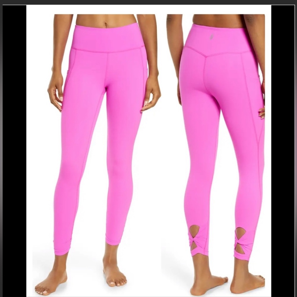 Free people movement wave rider leggings has pockets. Magenta size xs
